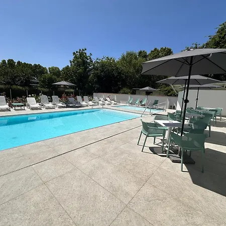 Pater And Aparthotel 4*